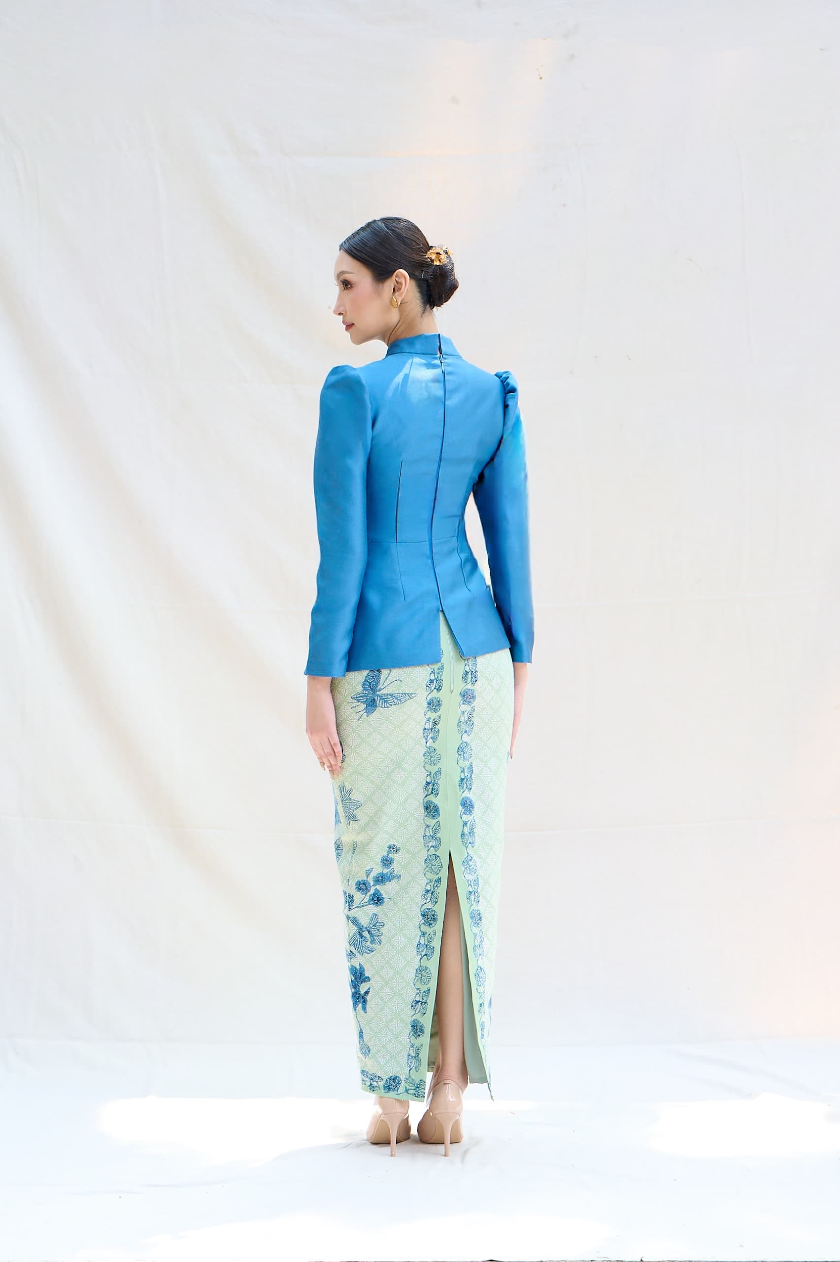 Cream Ornate Lace Kebaya